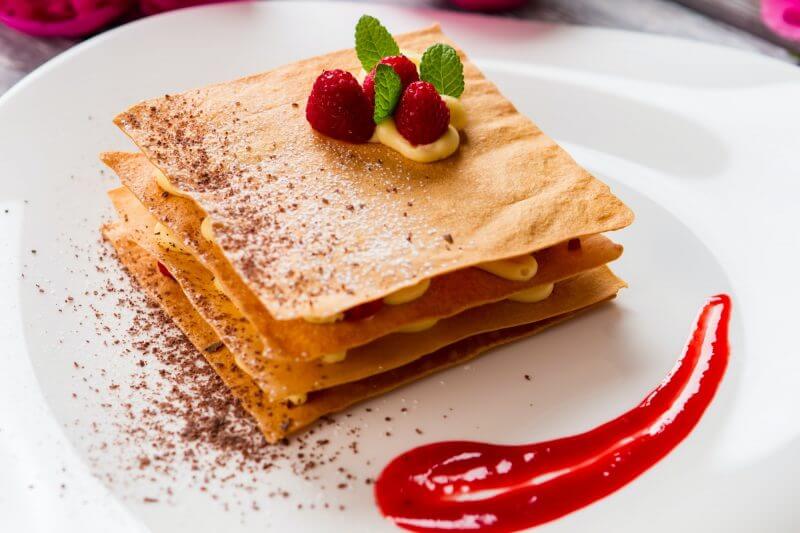 dessert-with-sauce-on-plate-800x533